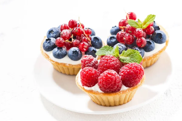 Mini tarts with cream and fresh berries on white background — Stock Photo, Image