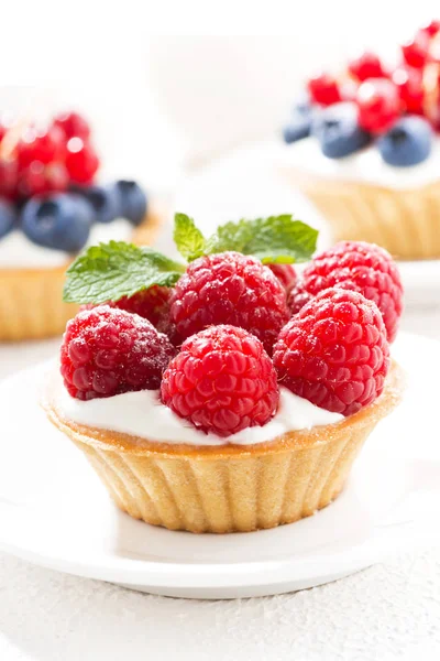 Mini tarts with cream and berries, vertical, closeup — Stock Photo, Image