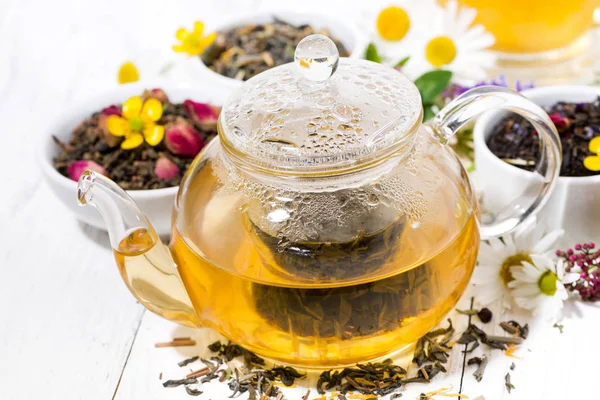 Ароматный травяной чай в чайнике на белом фоне, крупным планом — стоковое фото