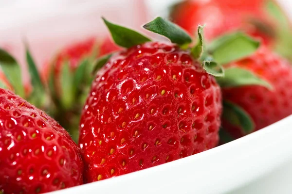 Čerstvé jahody a sklenice jogurtu, detailní záběr — Stock fotografie