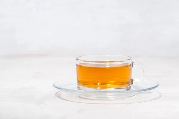 Illatos tea, egy üveg csésze fehér alapon — Stock Fotó