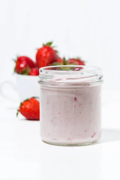 Yogurt de fresa y bayas frescas sobre un fondo blanco — Foto de Stock