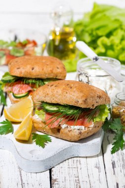 tuzlu balık ve ahşap tahta üzerinde krem peynir ile sandviç