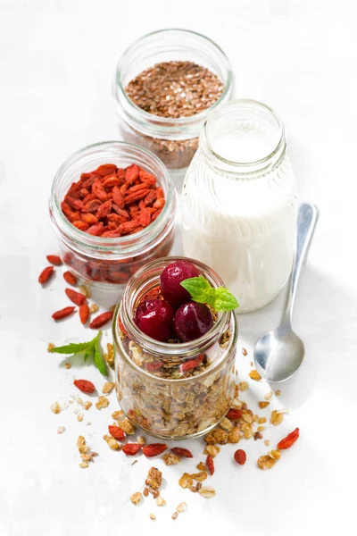 Sağlıklı gıda, granola goji meyveleri ve kiraz bir cam ile — Stok fotoğraf