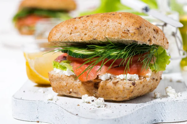 Sendvič s solené ryby, čerstvé vegetebles a smetanovým sýrem — Stock fotografie