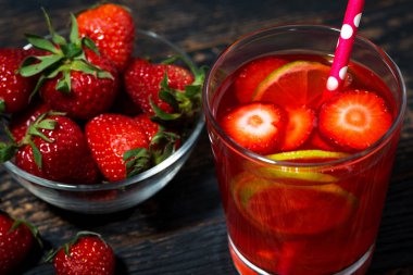 karanlık bir arka plan, üstten görünüm çilek narenciye limonata 