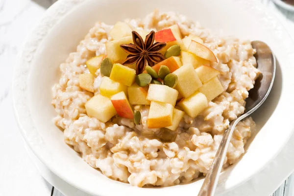 Plate of oatmeal with apples and spices, closeup top view — Stock Photo, Image