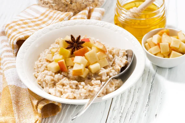 Plate of oatmeal with apples and spices — Stock Photo, Image