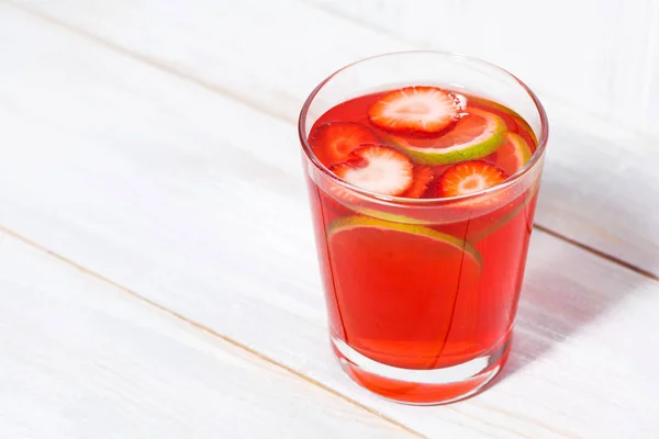 Limonada cítrica de fresa sobre fondo blanco, primer plano — Foto de Stock