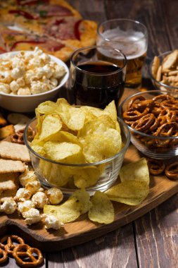 aperatifler bira için ahşap masa üzerinde fast food çeşitleri
