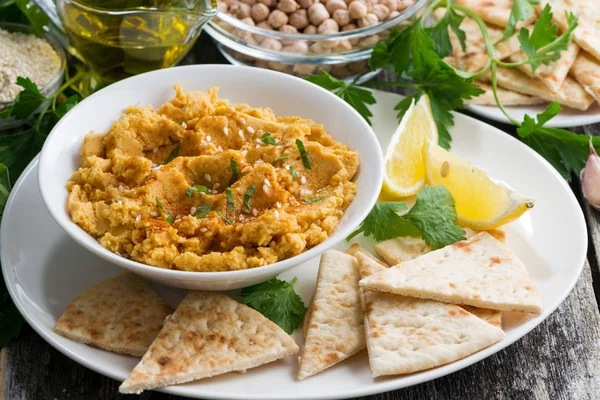 Arabiska sås hummus med tunnbröd på tallrik — Stockfoto