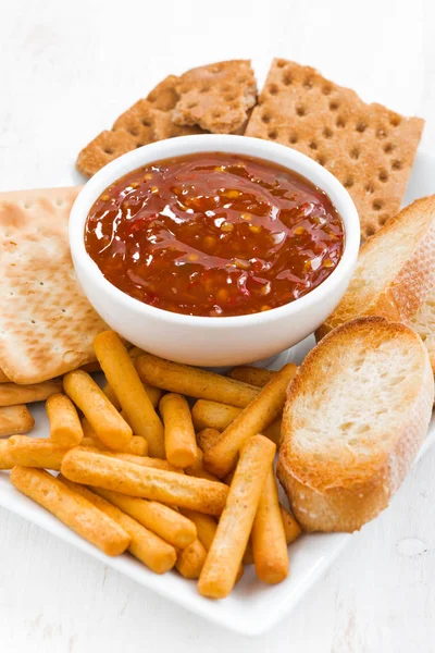 Асортиментний хліб, крекери і солодкий, кислий томатний соус — стокове фото