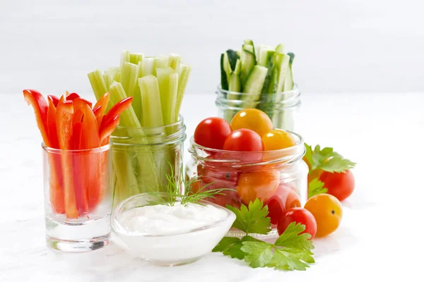 Collations saines, légumes mélangés et yaourt sur fond blanc — Photo