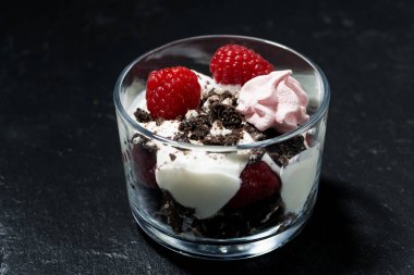 tatlı taze ahududu, çikolata bisküvi ve krema ile 