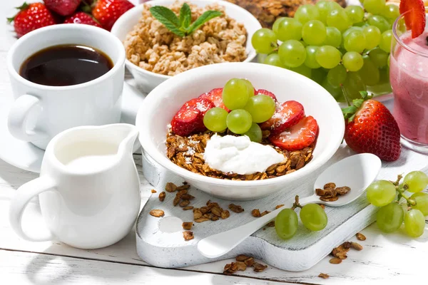 Gesundes Frühstück mit Obst, Müsli und Milchshake — Stockfoto