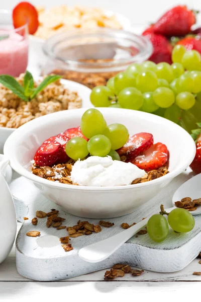 Здоровый завтрак с фруктами, мюсли и молочный коктейль, вертикальный — стоковое фото