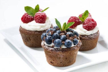 taze çilek, yatay ile tatlı çikolata cupcakes