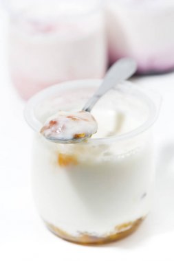 Beyaz arka planda, closeup meyve katkı maddeleri ile yoğurt