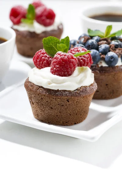 Cupcakes Chocolate Doce Com Bagas Frescas Para Sobremesa Vertical Close — Fotografia de Stock