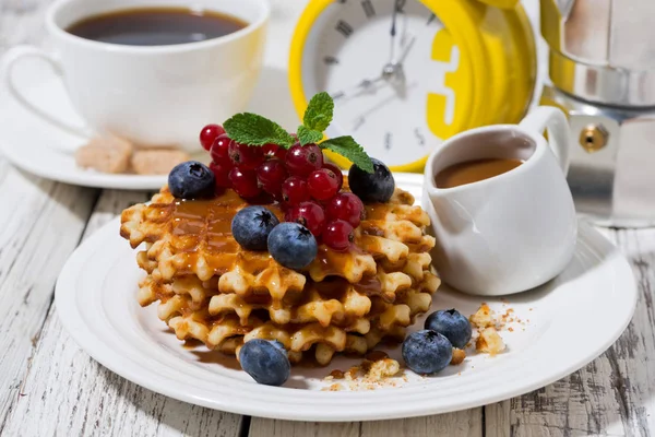 Waffles Com Bagas Caramelo Para Café Manhã Close Horizontal — Fotografia de Stock