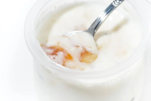 Yoghurt Burk Med Persika Närbild Horisontell — Stockfoto