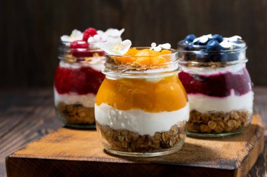 Kahvaltınız müsli, böğürtlen püresi ve kremalı kavanozlarda.