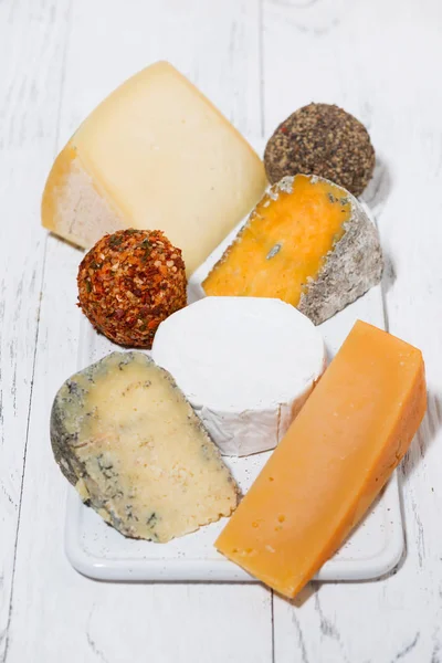 新鮮なチーズや垂直方向の — ストック写真