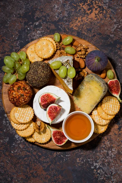 Kaas, crackers en vers fruit, heerlijke wijnsnacks — Stockfoto