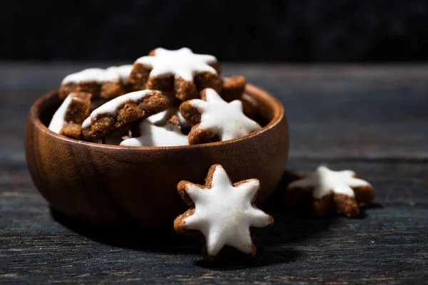 Biscoito de gengibre de Natal em uma tigela de madeira — Fotografia de Stock