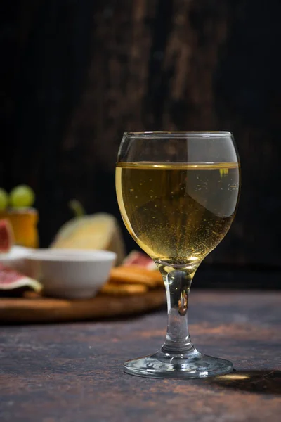 Glas vitt vin och snacks, närbild — Stockfoto