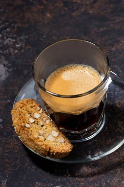 espresso ve İtalyan kurabiyeleri cantucci, dikey üst görünüm