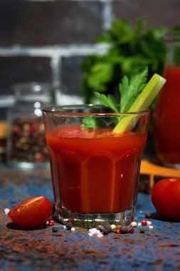 koyu masada tuz ve kereviz ile taze domates suyu, dikey