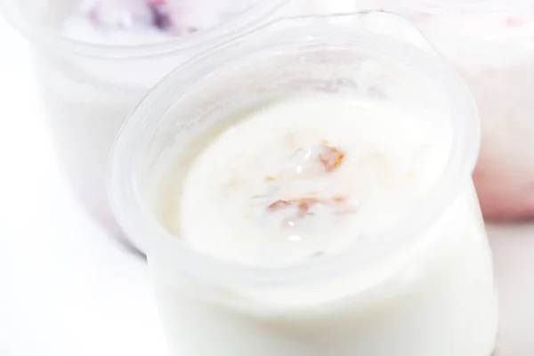 Surtido de yogures con aditivos de frutas, vista superior — Foto de Stock