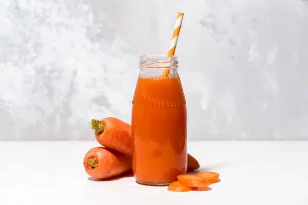 Succo di carota fresco in una bottiglia — Foto Stock