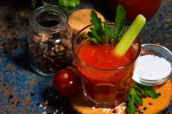 Zumo de tomate fresco y saludable con sal y apio — Foto de Stock