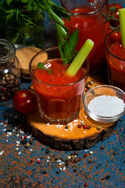 Zumo de tomate fresco y saludable con sal y apio — Foto de Stock