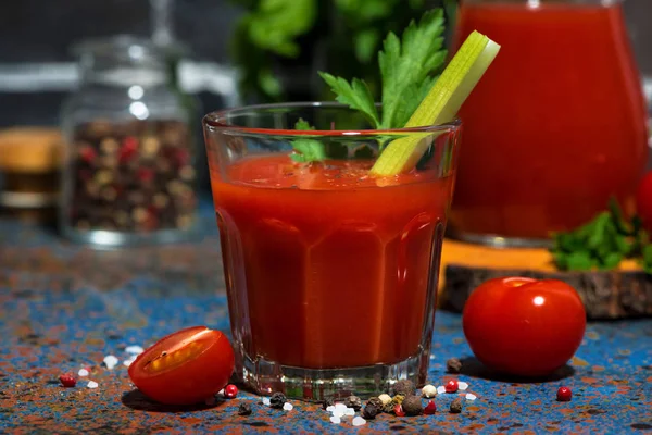 Färsk tomatjuice med salt och selleri, närbild — Stockfoto