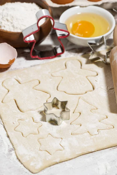 Malzemeler ve Noel kurabiyeleri, closeup pişirme için hamur — Stok fotoğraf