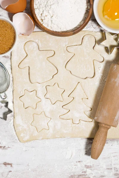 Ingredienti e pasta per cuocere biscotti di Natale, verticale — Foto Stock