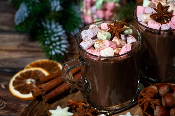 Chocolate quente doce com marshmallows em canecas de vidro — Fotografia de Stock