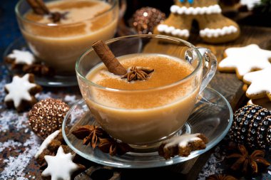 Kış baharatlı masala çayı ve kurabiye.