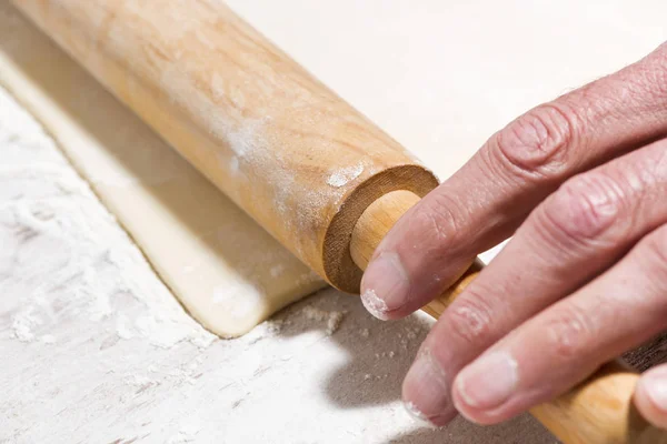 Den Prozess des Teigwalzens. Hände und Nudelholz — Stockfoto