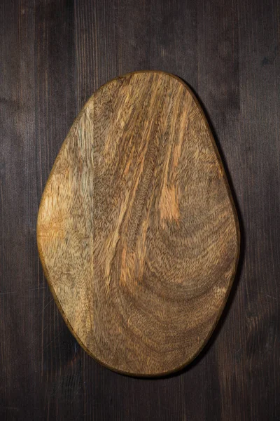Tabla de cortar de madera como fondo para el diseño, vista superior — Foto de Stock