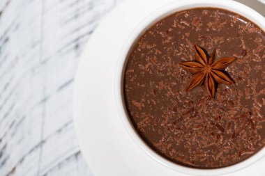 Beyaz arka planda bir fincan sıcak çikolata, yakın plan. 