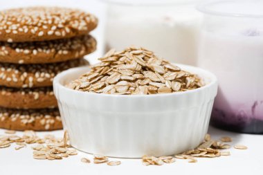 sağlıklı yulaf ezmeli kurabiye ve meyveli yoğurt