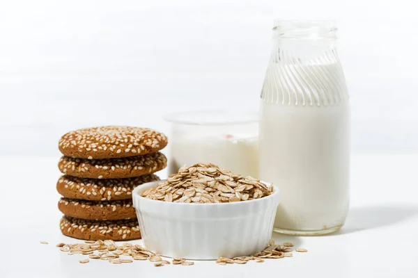 Biscotti di farina d'avena sani e latte — Foto Stock