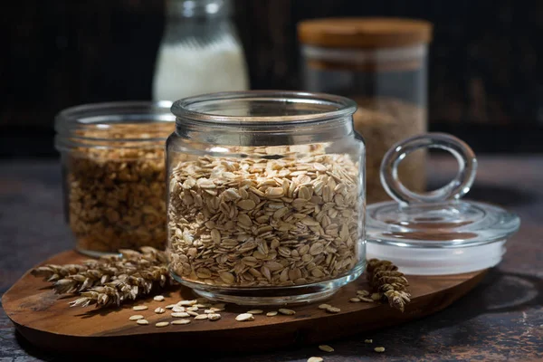 Zdravé potraviny - ovesná kaše, obiloviny a domácí granola — Stock fotografie