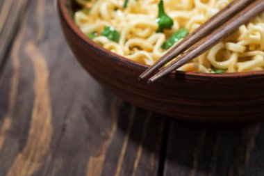 Geleneksel Çin eriştesi ve yemek çubukları, seçici odak