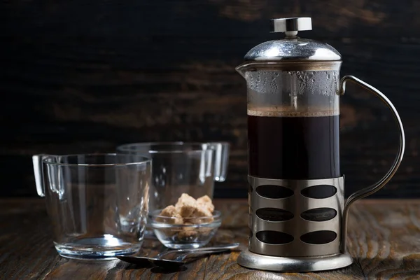 Frisch gebrühter Kaffee in der französischen Presse auf Holztisch — Stockfoto
