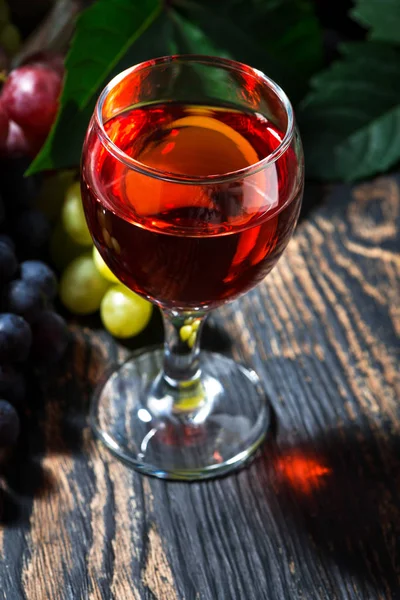 Copo de vinho tinto em fundo de madeira — Fotografia de Stock